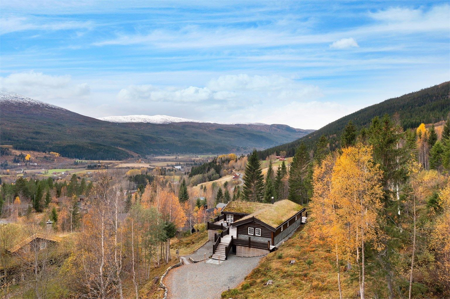 Her bor man med kort vei til en rekke servicetilbud samt fantastiske turmuligheter i skjønn natur. 