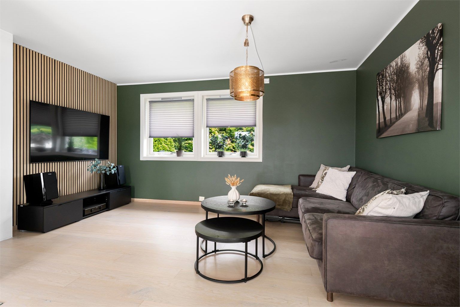 TV-stue med en moderne spilevegg.
