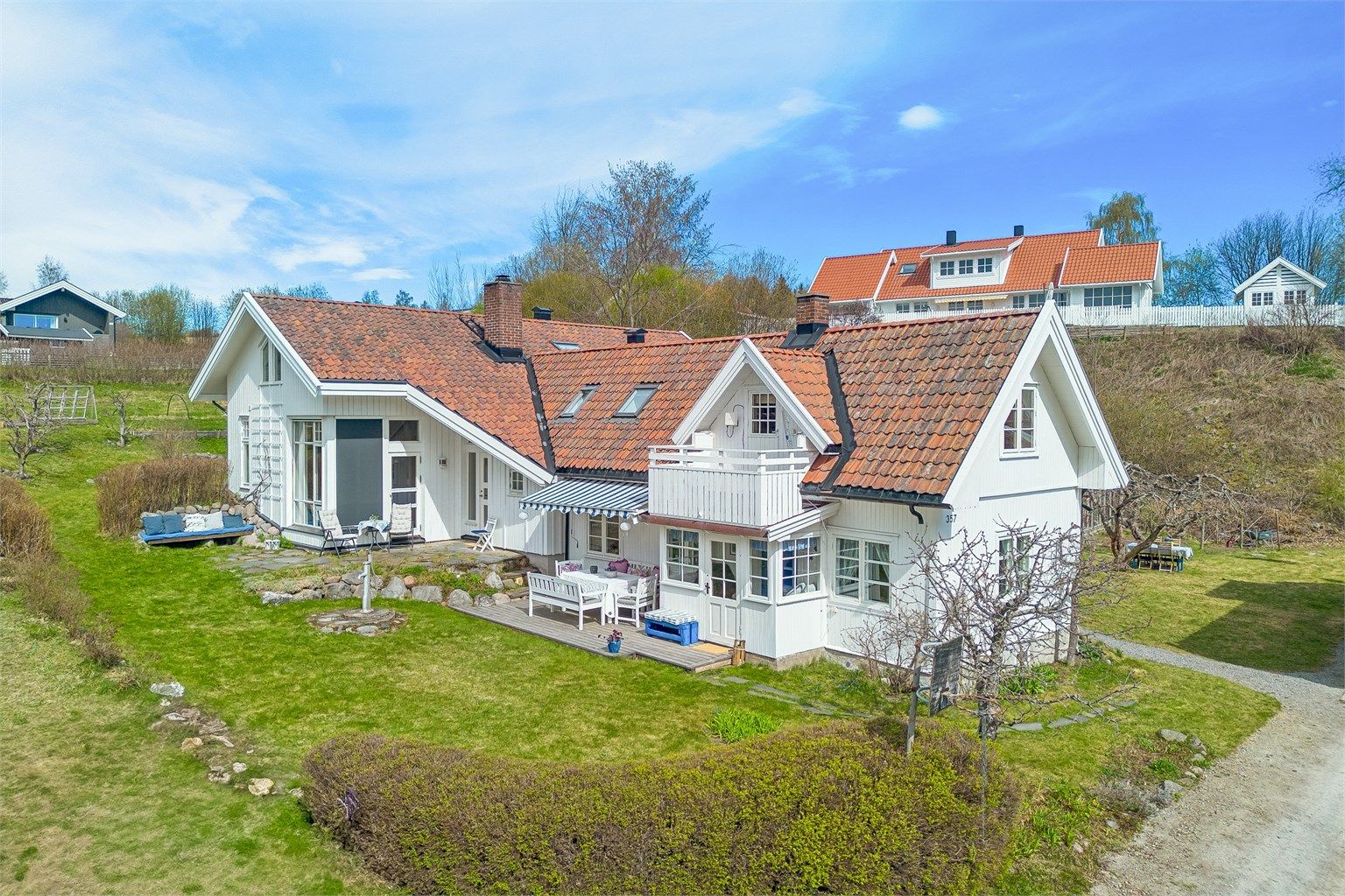 Hovedhuset kombinerer en mindre del eldre bygningsmasse med et stort tilbygg fra rundt år 2000, og har en gjennomtenkt planløsning over to etasjer.