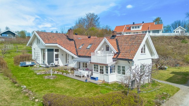 Hovedhuset kombinerer en mindre del eldre bygningsmasse med et stort tilbygg fra rundt år 2000, og har en gjennomtenkt planløsning over to etasjer.