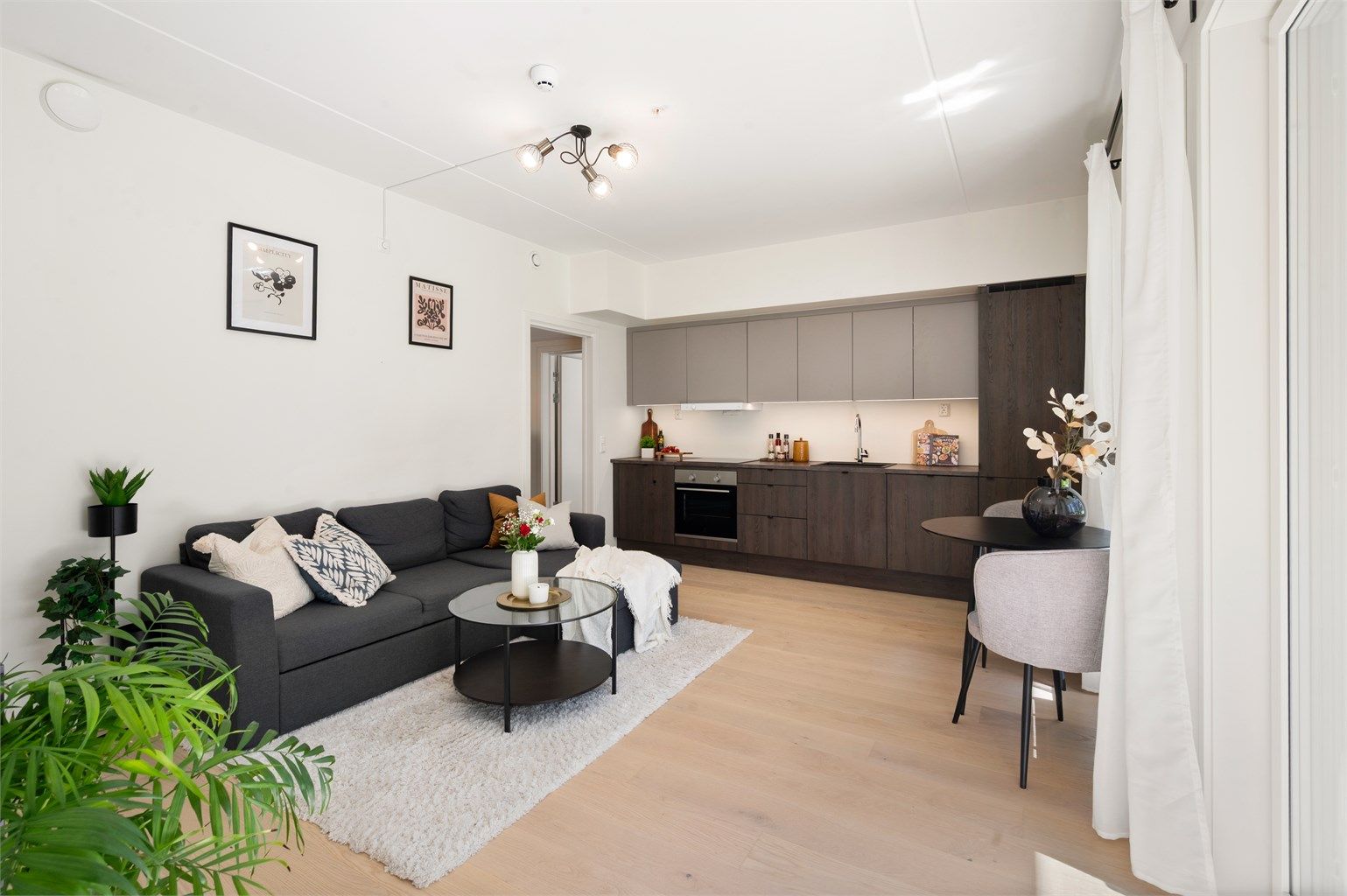 Overflatene er holdt i behagelige og tidsriktige nyanser.