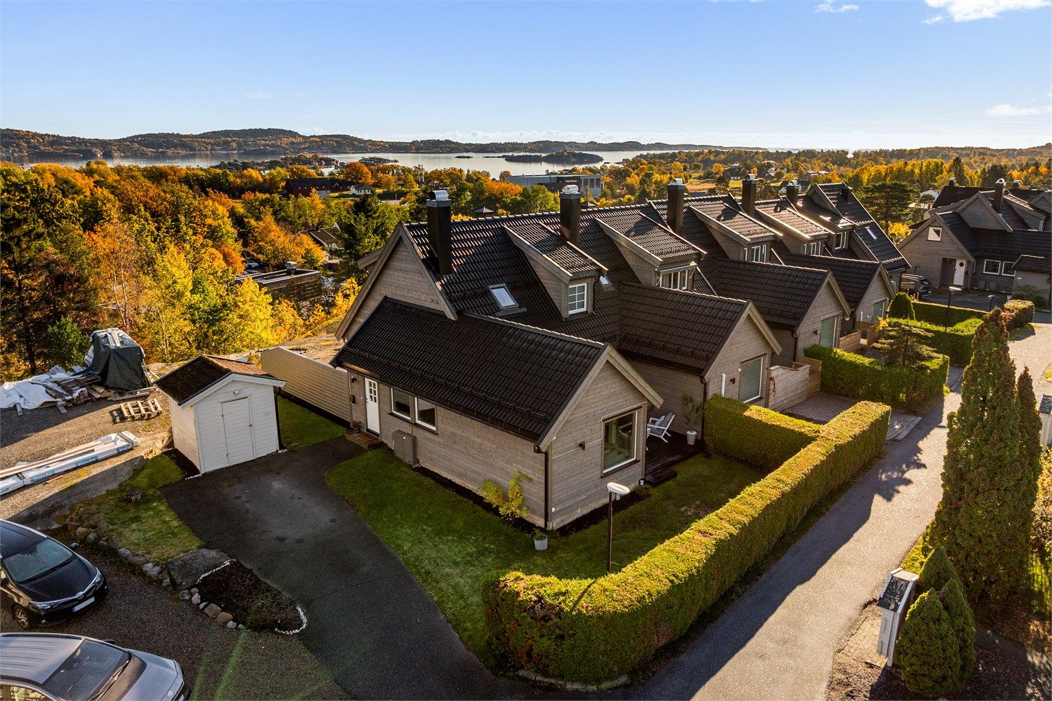 Eiendommen har en usjenert endebeliggenhet med hage, utebod og utsikt mot Sandefjordsfjorden.
Foto: [Karl Filip Kronstad - KRON Media AS]