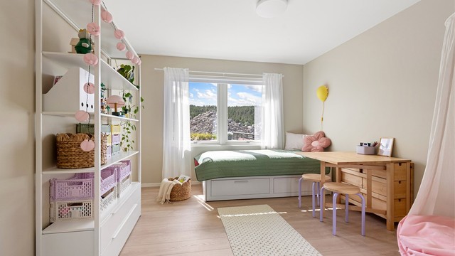 Romslig barnerom med god plass til både seng og lekeareal.