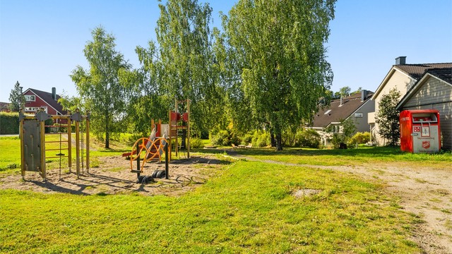 Kort vei til lekeplass og Holt/Vestvollen nærmiljøanlegg, kun 3 minutter unna.
