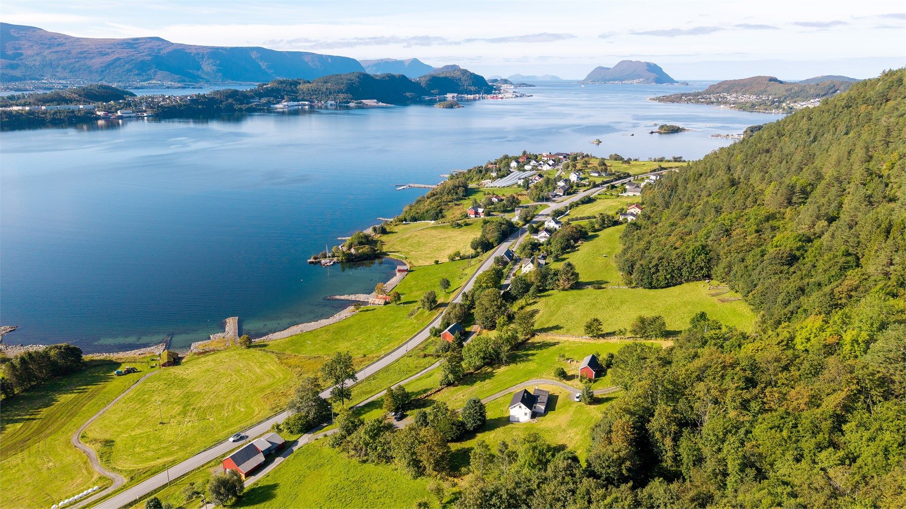 Området byr på mange turmuligheter, blant annet til Myklebusthornet og Vikenakken.