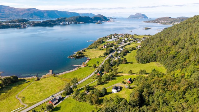Området byr på mange turmuligheter, blant annet til Myklebusthornet og Vikenakken.