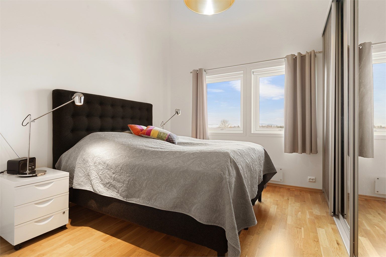 Soverom 1 med ekstra god takhøyde og speilgarderobe 