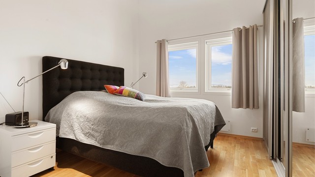 Soverom 1 med ekstra god takhøyde og speilgarderobe