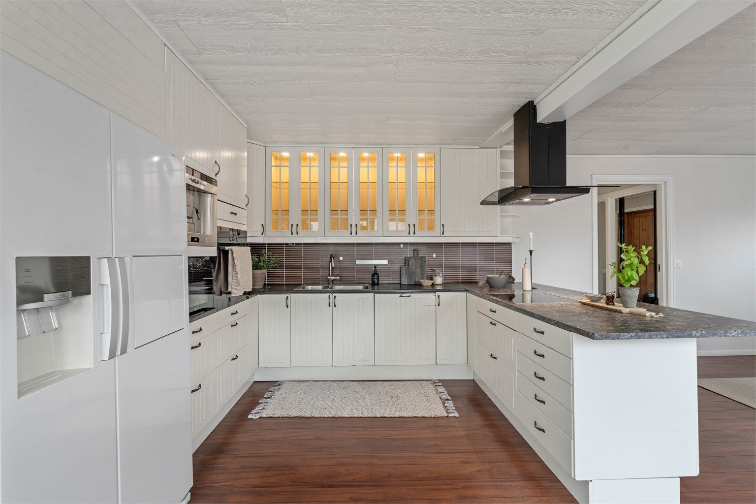 Kjøkkenøy med platetopp og laminatbenkeplate gir en praktisk arbeidsflate.