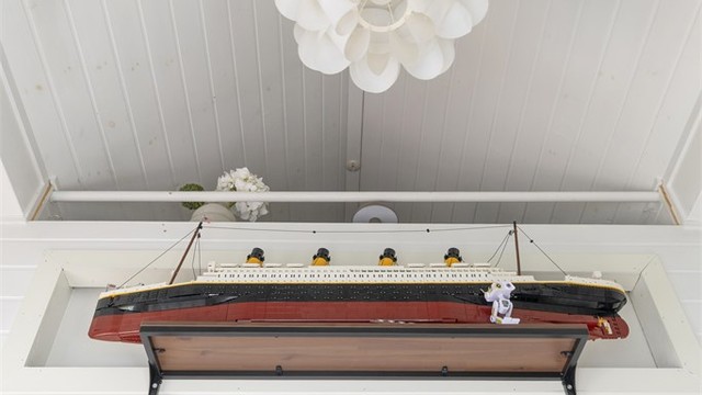Dekorativ hylle montert under himlingen i oppholdsrommet.