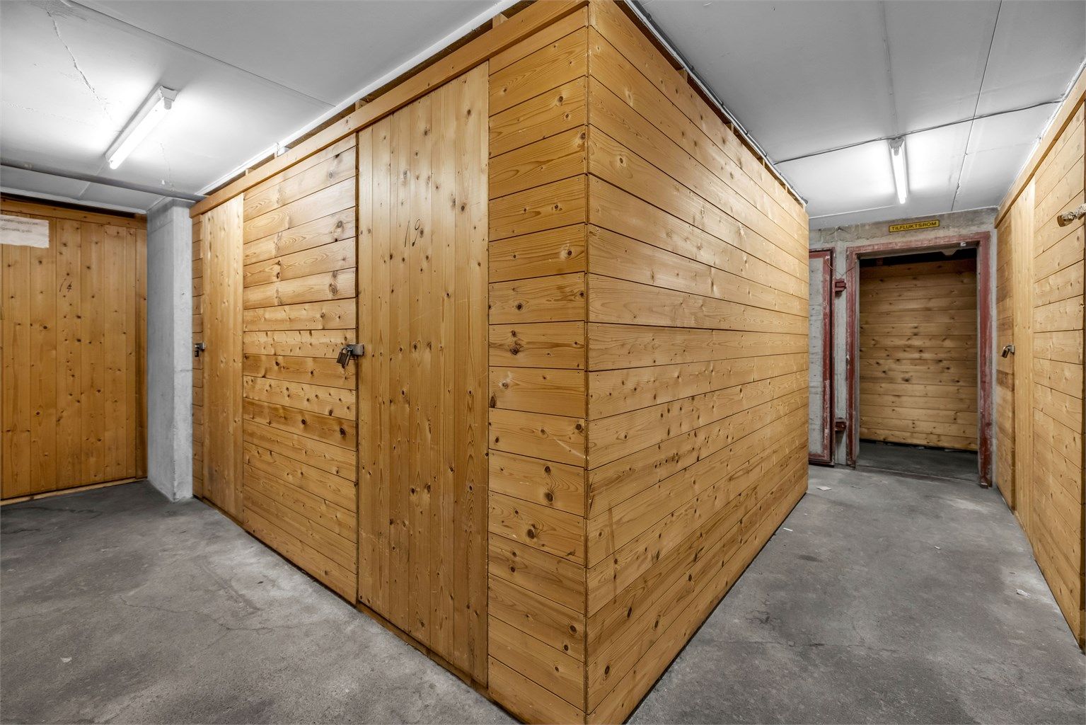 Seksjonen disponerer to boder i byggets kjeller, på til sammen 6 m2. 