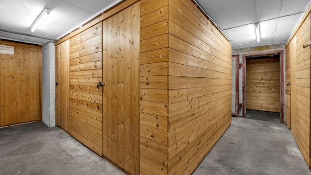 Seksjonen disponerer to boder i byggets kjeller, på til sammen 6 m2.