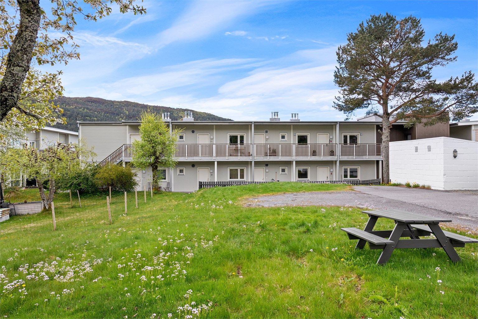 Leilighetsbygg fra 2010 i et etablert og rolig boligområde.