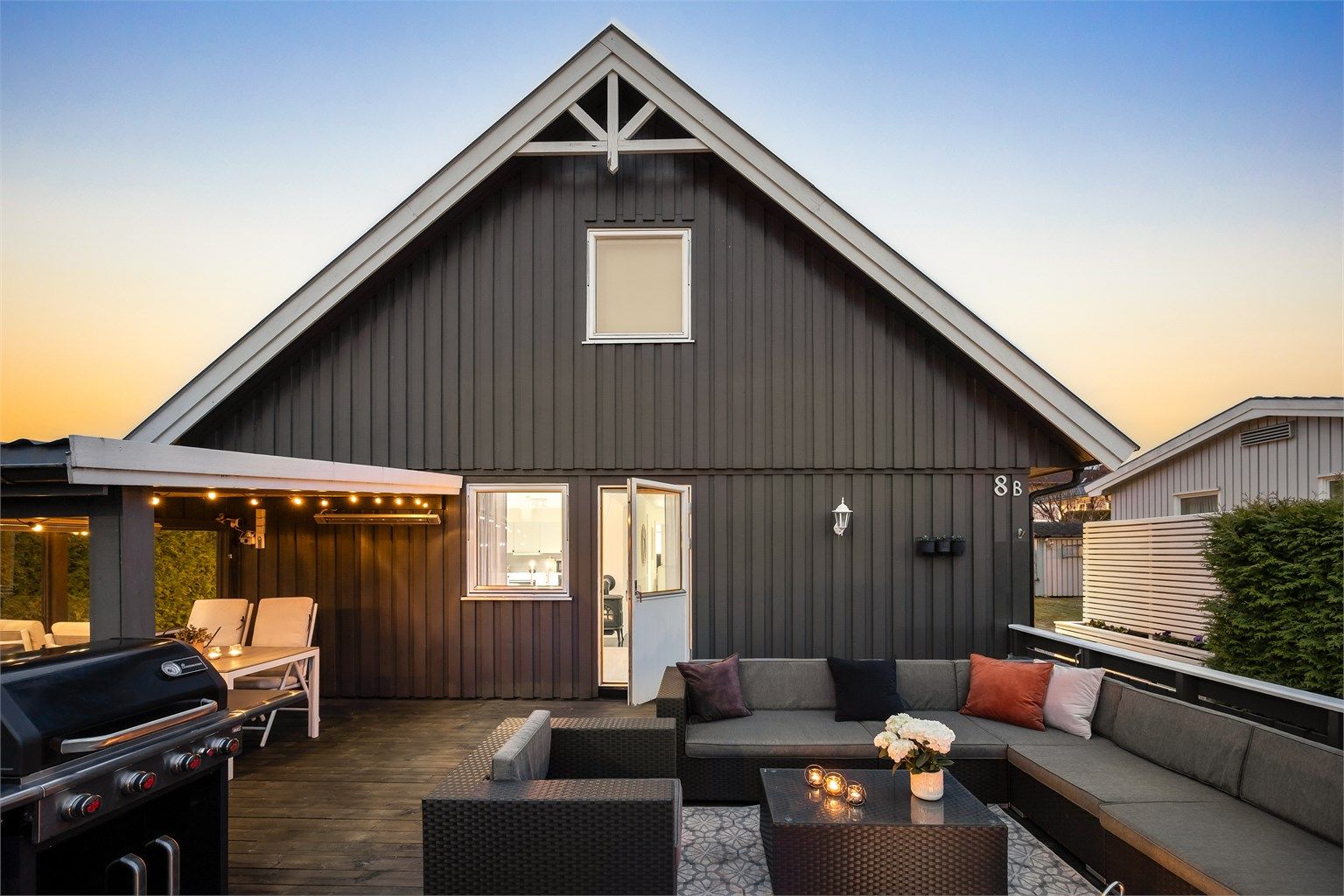 Uteplassen er en naturlig forlengelse av stuen, med enkel adkomst gjennom verandadøren.