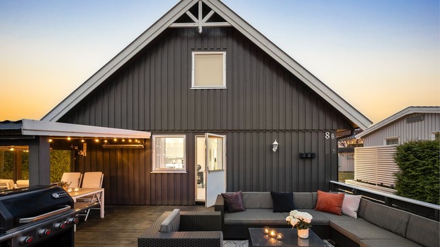 Uteplassen er en naturlig forlengelse av stuen, med enkel adkomst gjennom verandadøren.