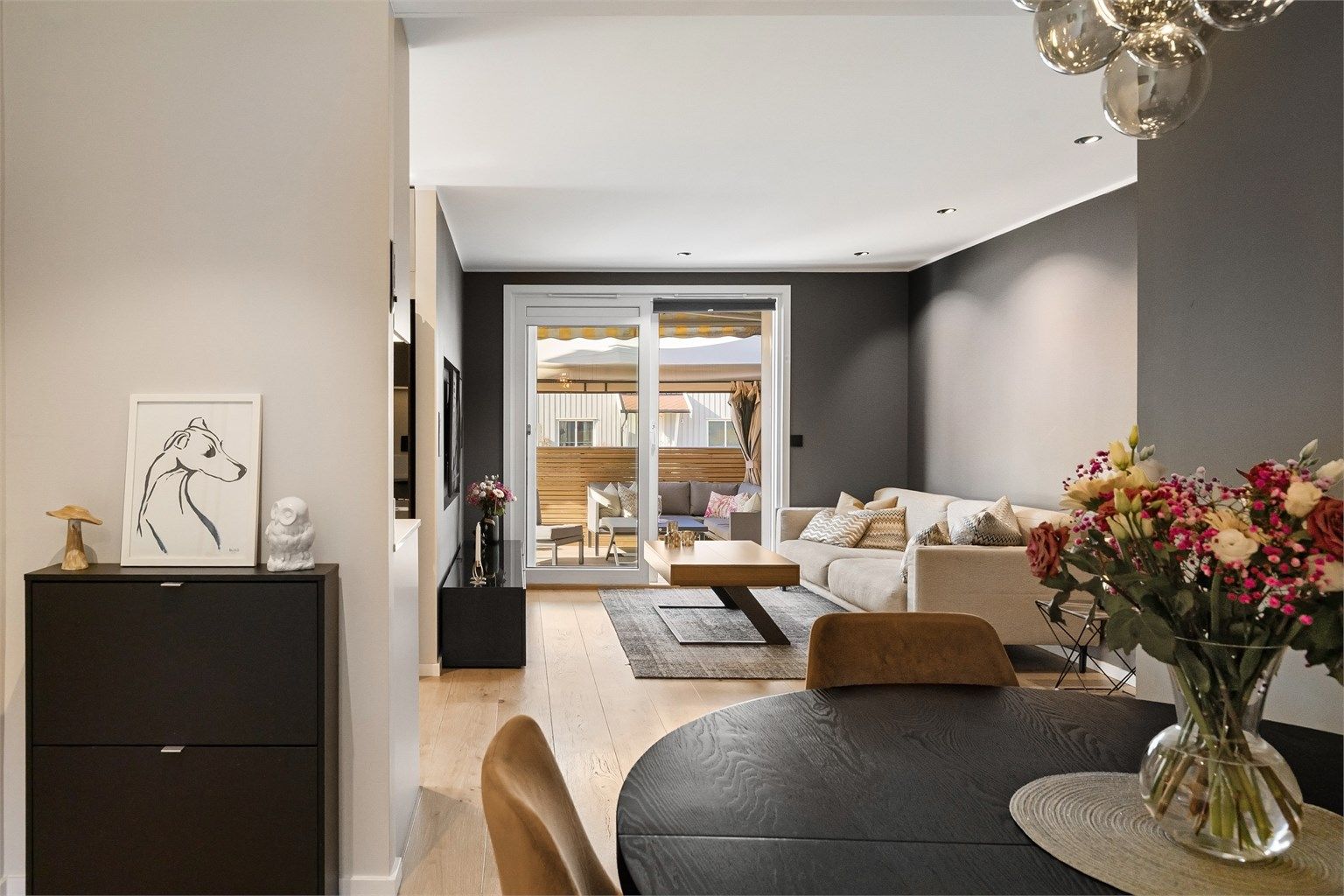 Stuen har gode møbleringsmuligheter med plass for sofagruppe, TV-seksjon, spisegruppe og annet passende møblement