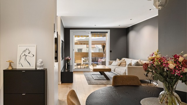 Stuen har gode møbleringsmuligheter med plass for sofagruppe, TV-seksjon, spisegruppe og annet passende møblement