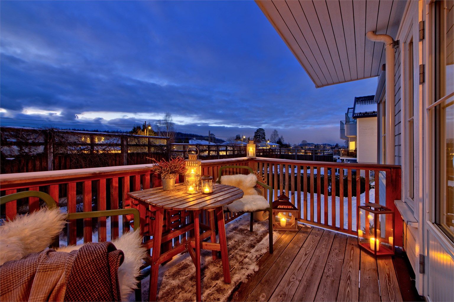 Boligen har flere solrike uteplasser med sol store deler av dagen, garasje, biloppstillingsplass og svært barnevennlig hage. Foto: Lautin Odd!