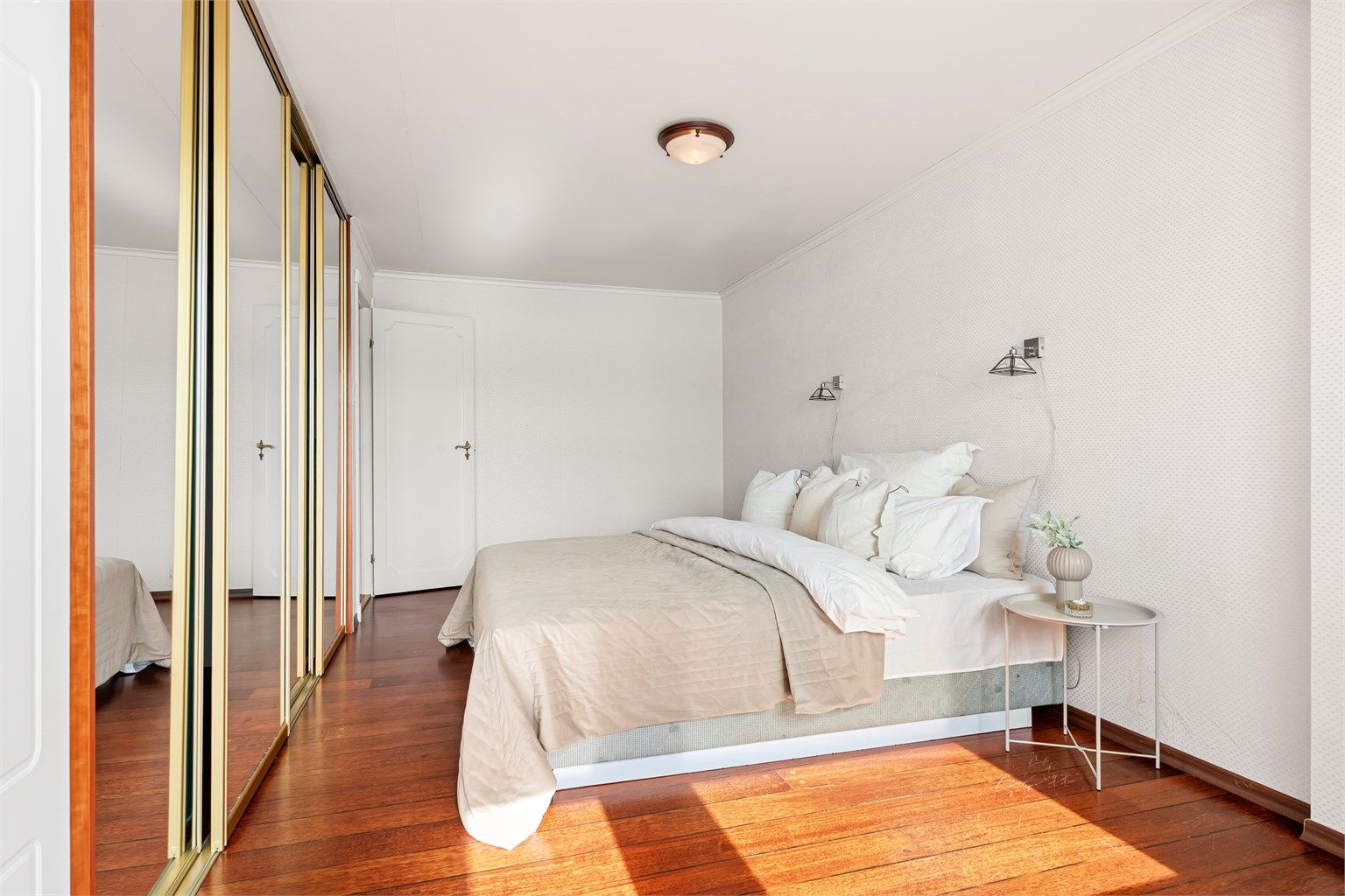 Hovedsoverommet har en stor skyvedørsgarderobe med speilfronter.