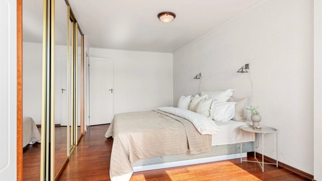 Hovedsoverommet har en stor skyvedørsgarderobe med speilfronter.