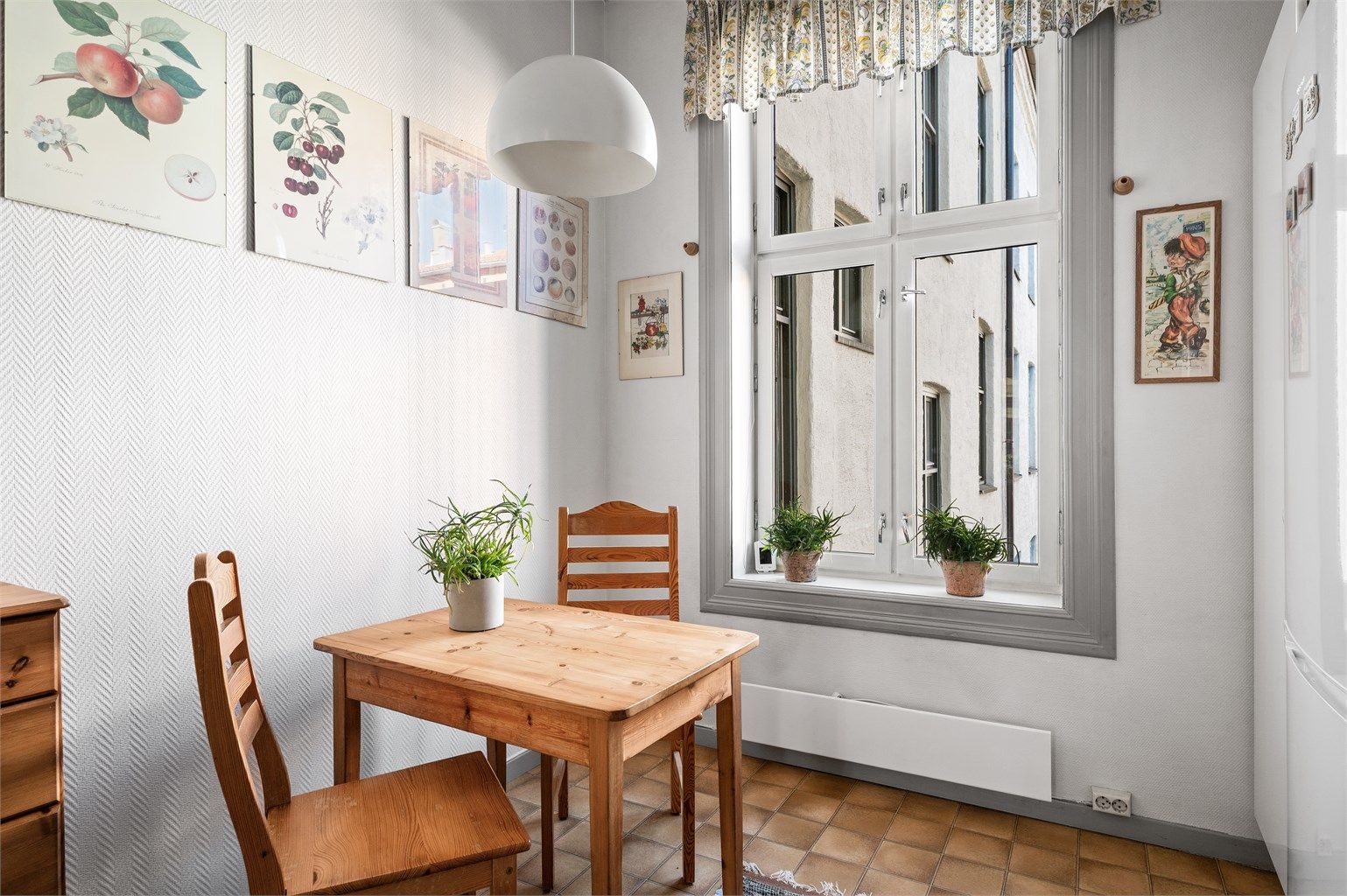 Her er det også god plass til en koselig frokostbord.