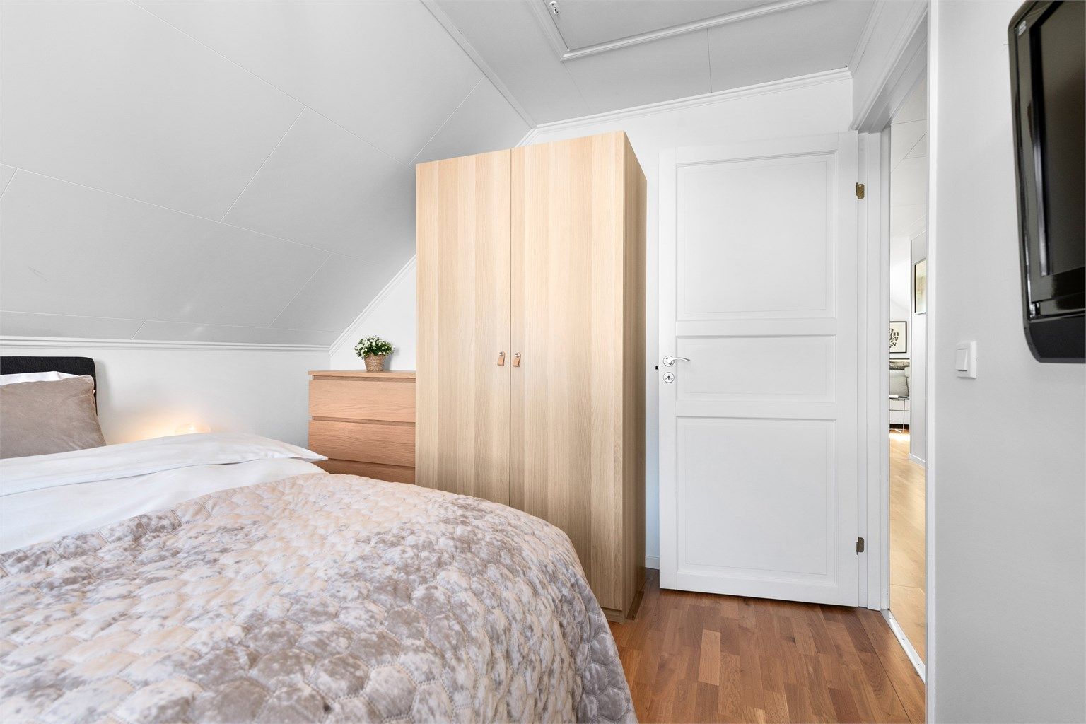 Hovedsoverommet har god plass til dobbeltseng og garderobeløsning