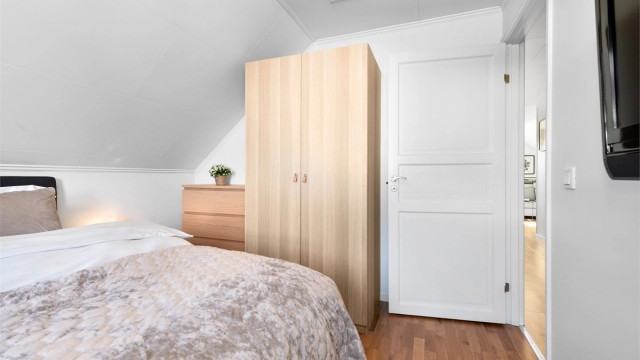 Hovedsoverommet har god plass til dobbeltseng og garderobeløsning