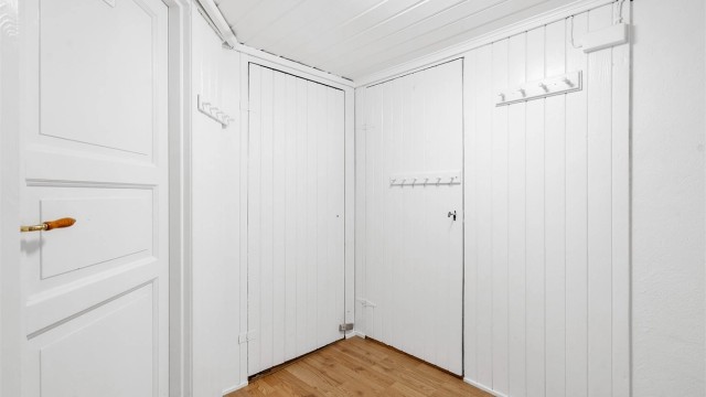 Gang med egen inngang fra felles gang fra fremside