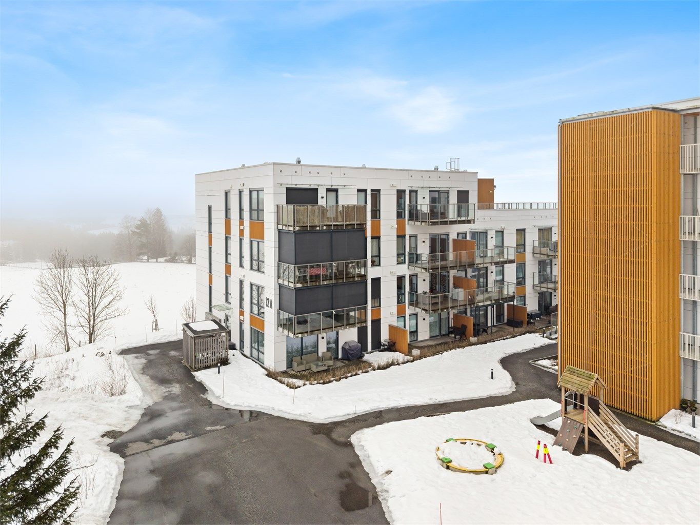 Leiligheten disponerer en bod på 2 m² i kjelleren for ekstra lagring.