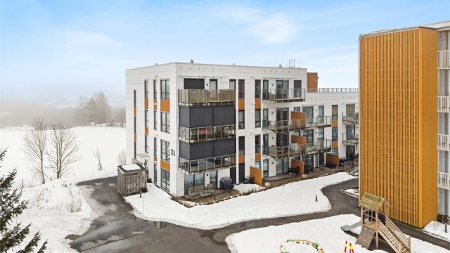 Leiligheten disponerer en bod på 2 m² i kjelleren for ekstra lagring.