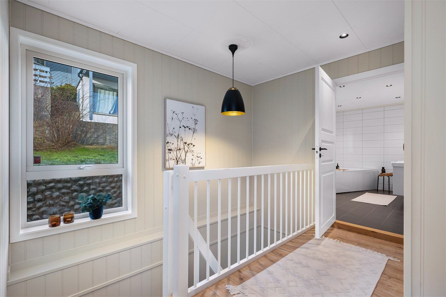 Boligens 2. etasje inneholder romslig gang, 4 soverom med fleksible bruksområder, stort bad og gode oppbevaringsløsninger