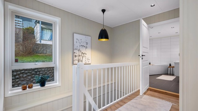 Boligens 2. etasje inneholder romslig gang, 4 soverom med fleksible bruksområder, stort bad og gode oppbevaringsløsninger