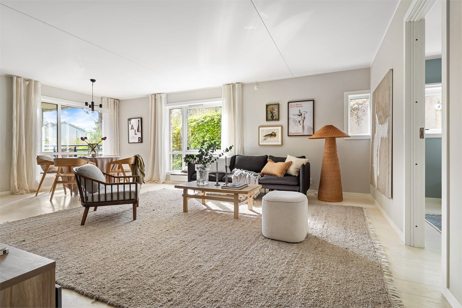 Boligen var ny så sent som i 2004 og har en særdeles fin intern beliggenhet og frodig utsyn!