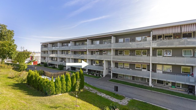 Leiligheten har en fin beliggenhet i en høy førsteetasje, som gir en skjermet beliggenhet for den vestvendte balkongen