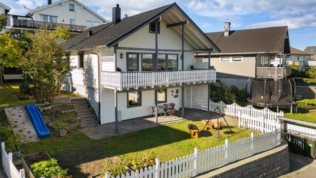 Enebolig over tre etasjer med hage og nydelig utsikt.