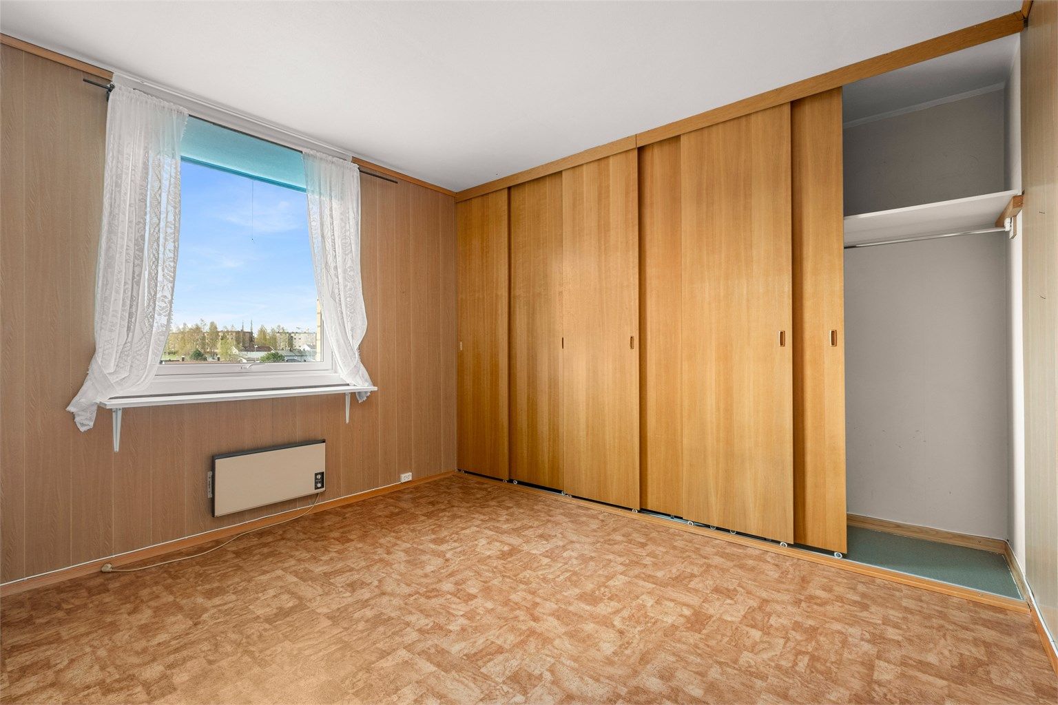 Rommet har innebygd skyvedørsgarderobe og rikelig med lagringsplass. 