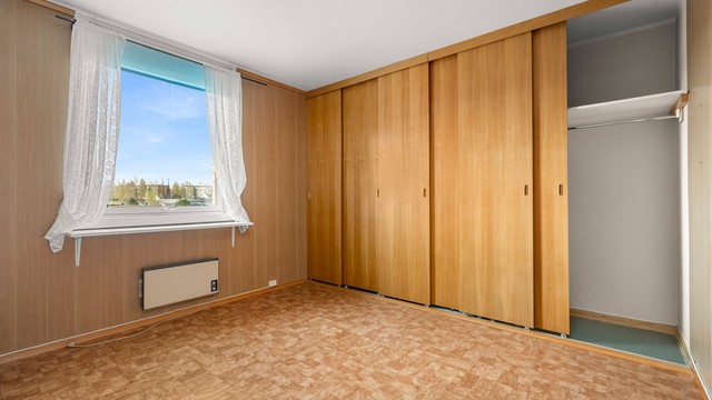 Rommet har innebygd skyvedørsgarderobe og rikelig med lagringsplass.