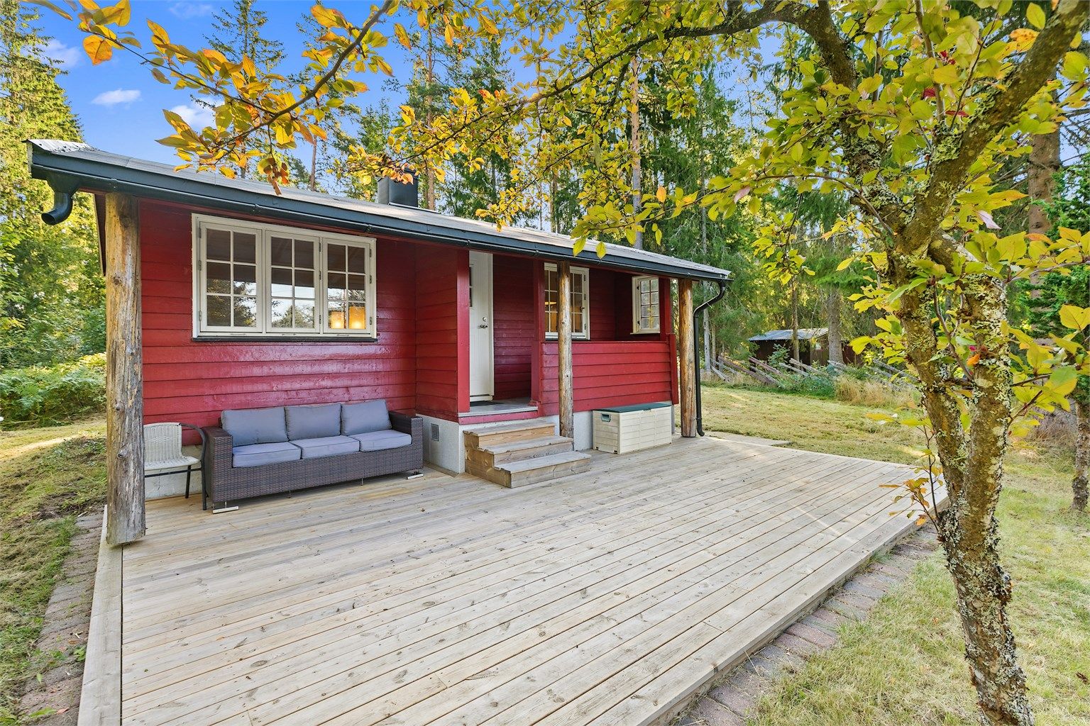Superkoselig terrasse med noe overbygg, en herlig plass om sommeren. Terrassen er vestvendt og har gode solforhold. Her er det plass til hele grillselskapet med gode venner