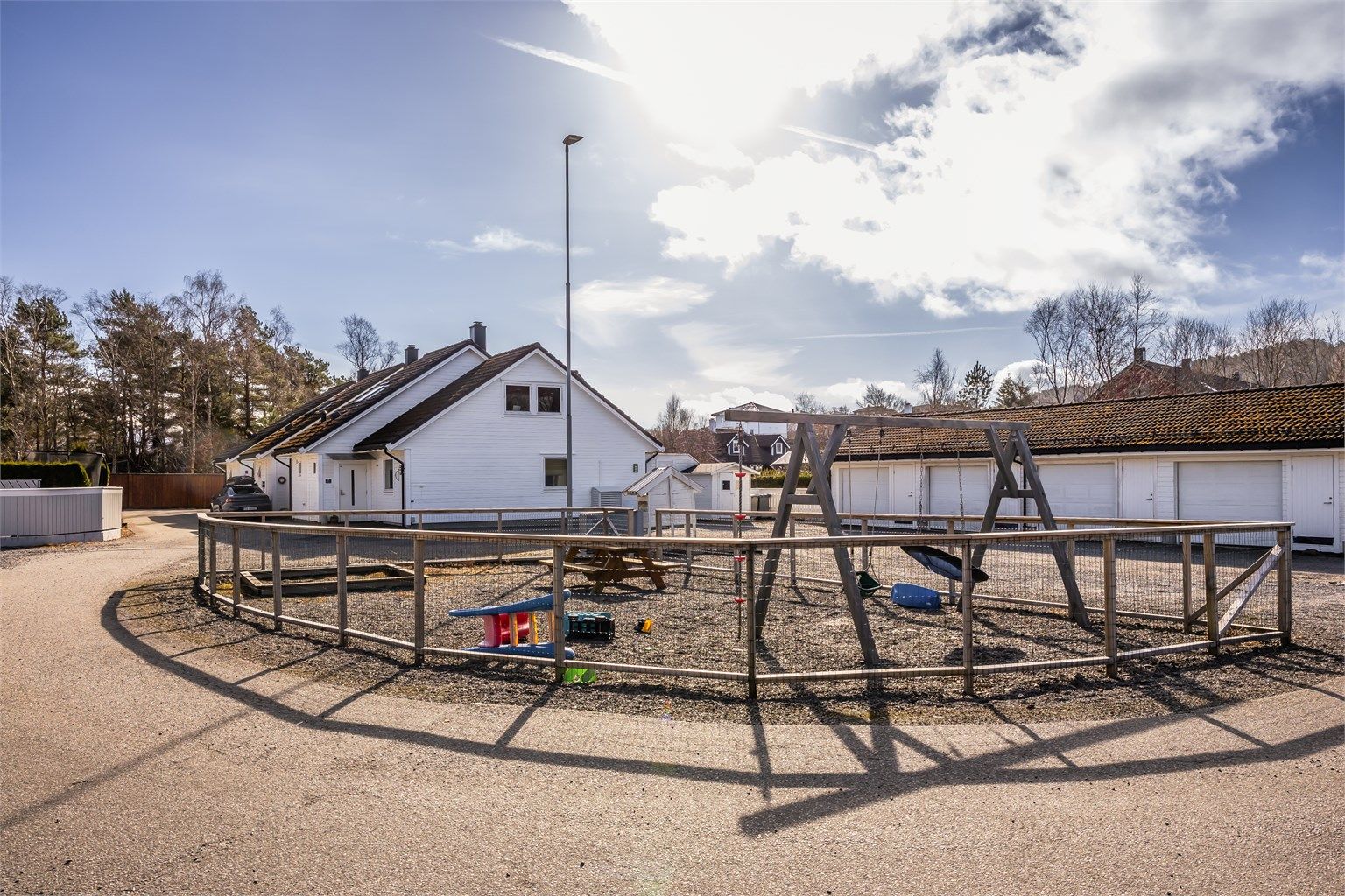 Nabolaget er trygt og ideelt for barnefamilier, med lekeplass i umiddelbar nærhet.
