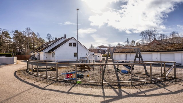 Nabolaget er trygt og ideelt for barnefamilier, med lekeplass i umiddelbar nærhet.