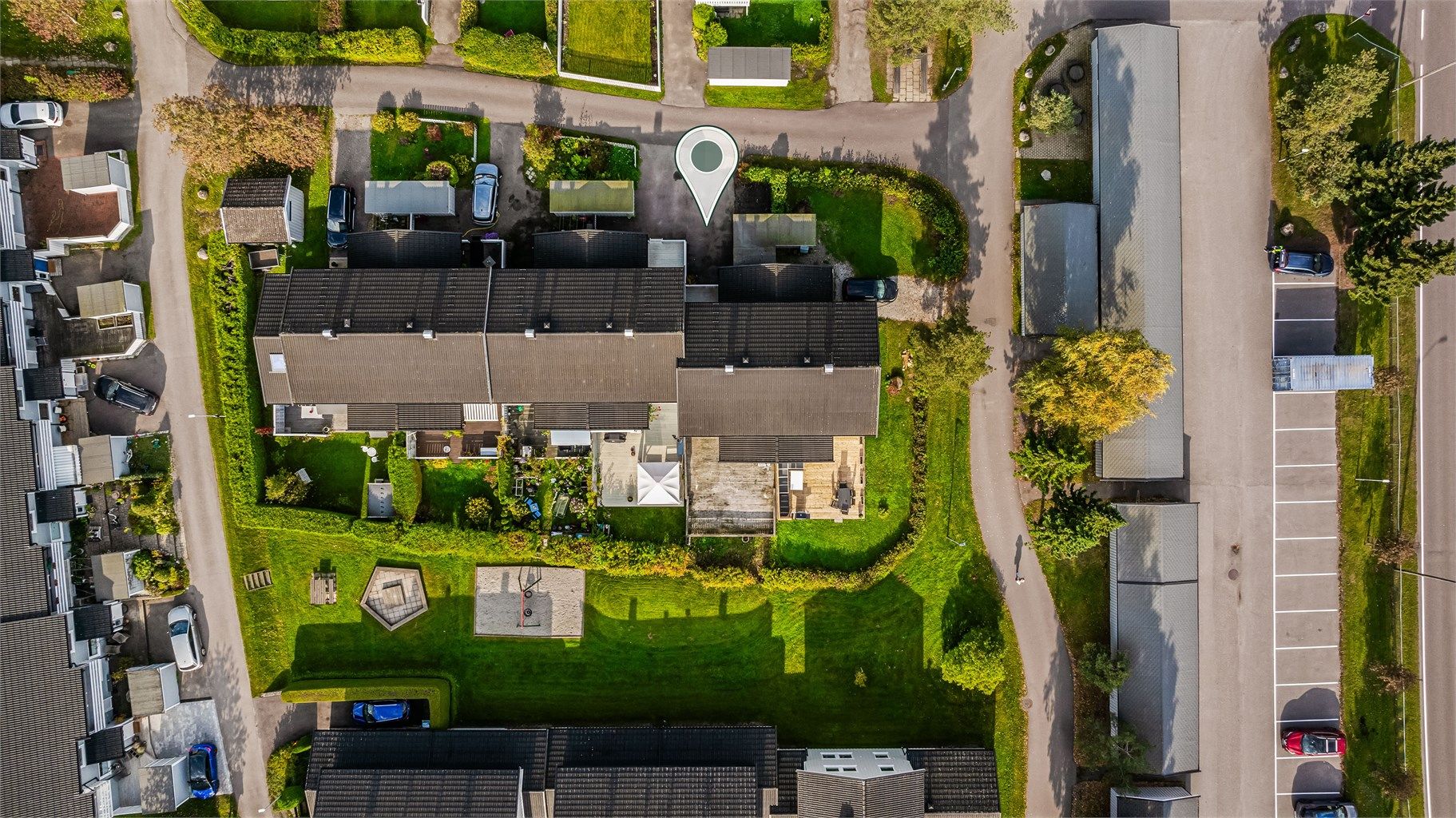 Eiendommen har private utearealer på begge sider og direkte tilknytning til felles plener.