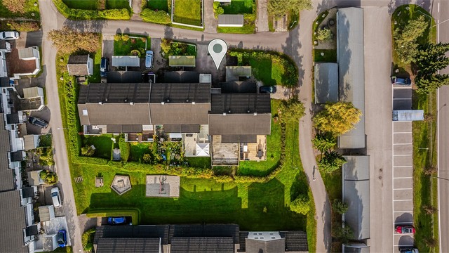 Eiendommen har private utearealer på begge sider og direkte tilknytning til felles plener.