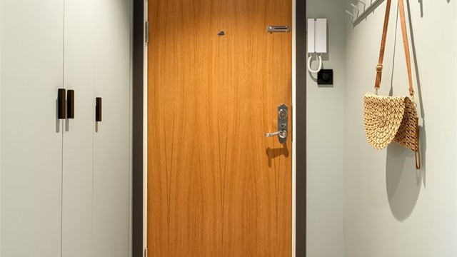 Her har man praktisk integrerte garderobeskap og knagger til å henge fra seg yttertøyet.
