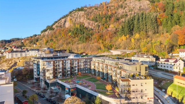 Velkommen til Sandviksveien 86! En innbydende og lys 3-roms leilighet i Kyrresborg borettslag.