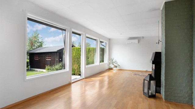 Utsikt mot egen hage og den frittstående garasjen.