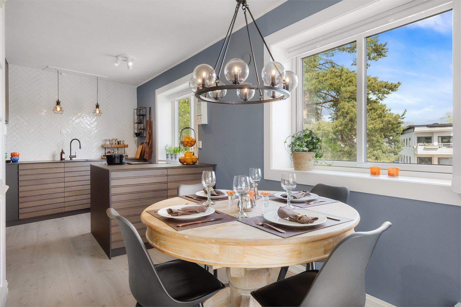 Leiligheten har en meget attraktiv og sentral beliggenhet mellom Bekkestua og Hosle med umiddelbar nærhet til ønskelige fasiliteter