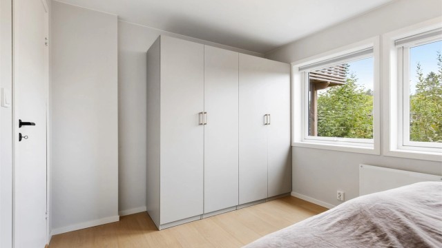 Soverom 1 er av svært god størrelse og har plass til stor dobbeltseng, i tillegg til at det er godt med skapplass. Det er bygget en dekorativ halv spilevegg bak sengen.