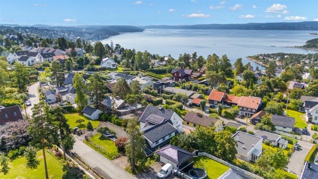 Eiendommen ligger i et attraktivt og populært villaområde