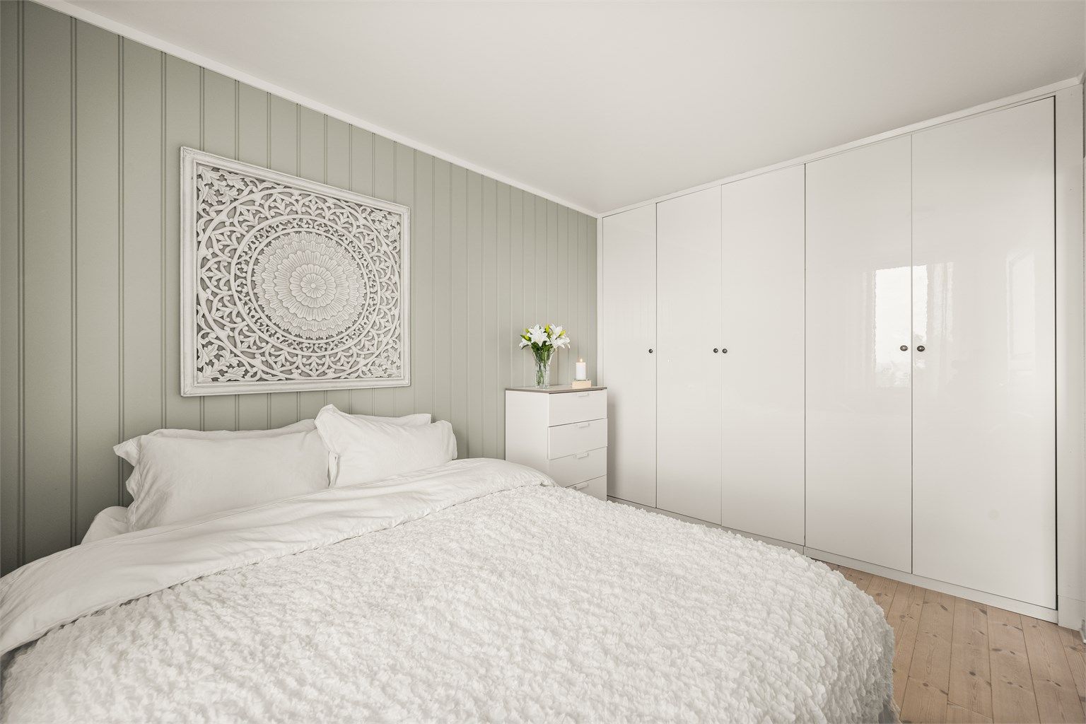 Romslig garderobeløsning på hovedsoverommet gir rikelig med oppbevaringsplass.