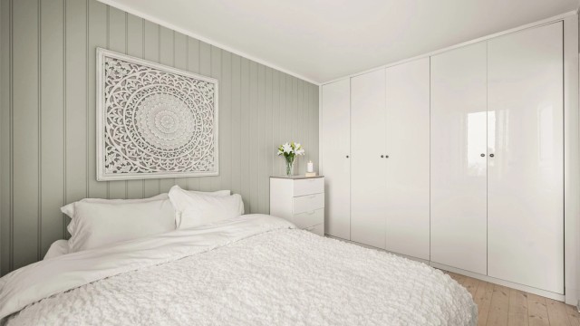 Romslig garderobeløsning på hovedsoverommet gir rikelig med oppbevaringsplass.